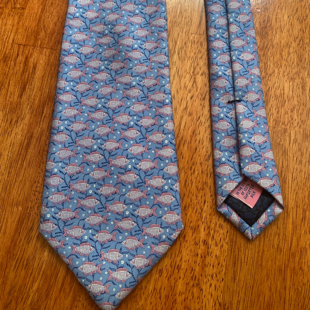 Vineyard vines fish tie 100 percent silk